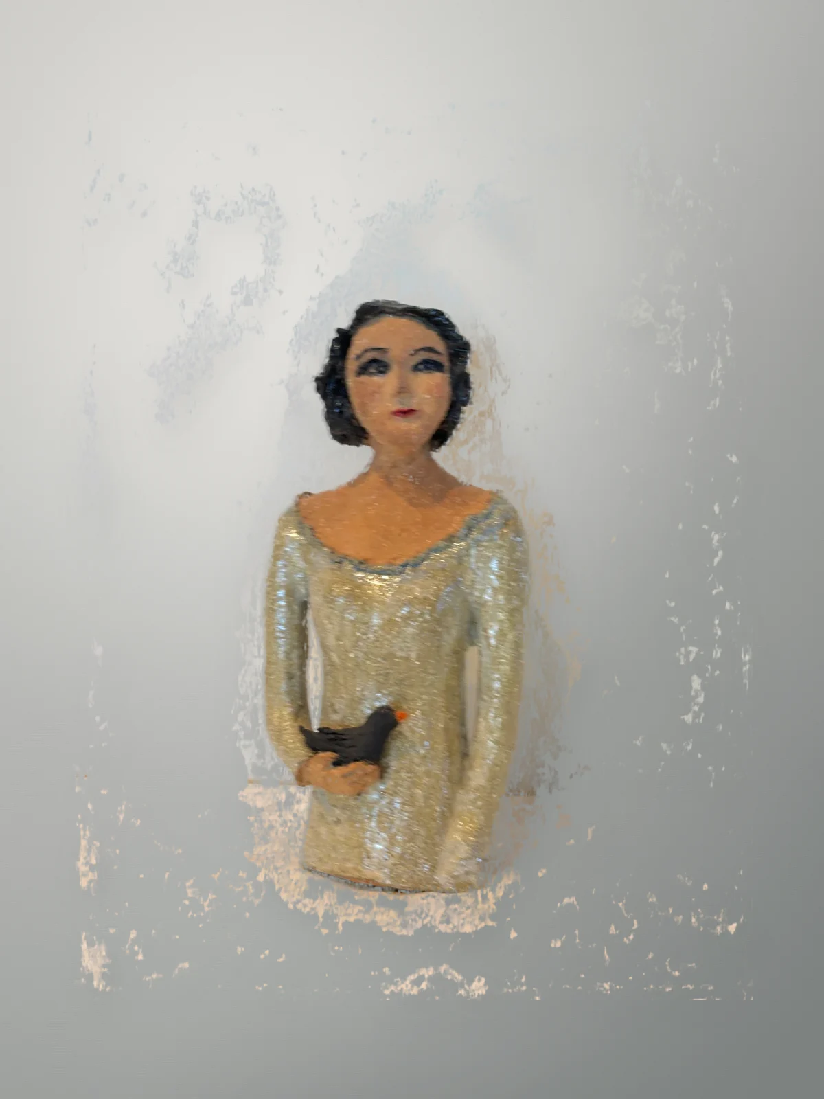 Halvkropps figur av kvinne med fugl i hånden.